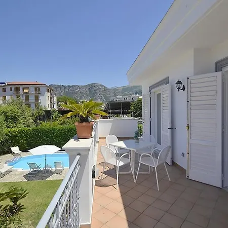 Sleeps 10 With Pool And Air Con