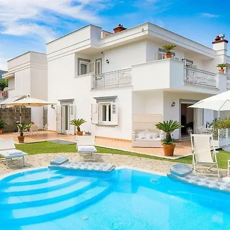 Sleeps 10 With Pool And Air Con