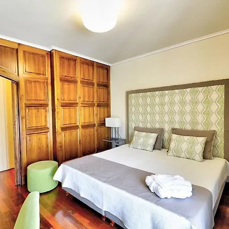 Sleeps 10 With Pool And Air Con *