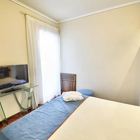 Sleeps 10 With Pool And Air Con *